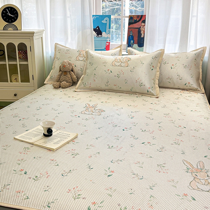 91家纺网 家纺一手货源 找家纺 布卢姆床垫2025新款A类数码印花冰藤席夏凉席--床笠款 花园小兔床笠