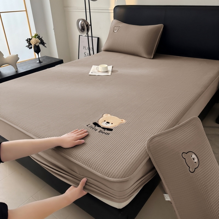 91家纺网 家纺一手货源 找家纺 （总）爱思凯2025新款【瑞宝熊】PE真豆豆-床笠款凉席  场景三