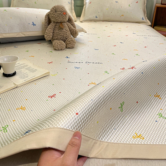 91家纺网 家纺一手货源 找家纺 布卢姆床垫2025新款A类数码印花冰藤席夏凉席--床席款 波点蝴蝶结