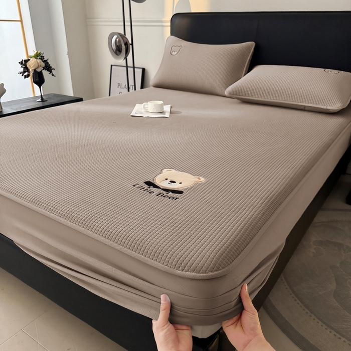 91家纺网 家纺一手货源 找家纺 （总）爱思凯2025新款【瑞宝熊】PE真豆豆-床笠款凉席  场景三