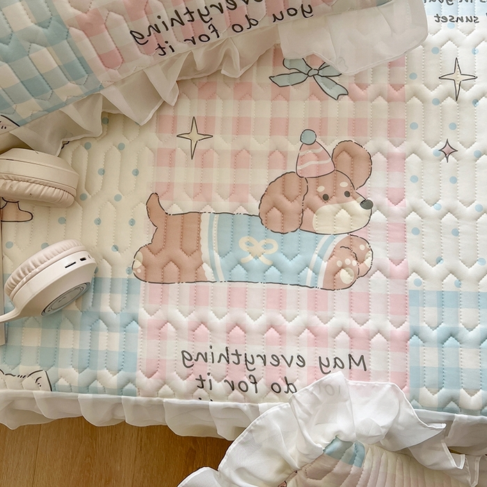 91家纺网 家纺一手货源 找家纺 慕澄2025新款小清新印花凉感丝花床裙款乳胶凉席 音乐会