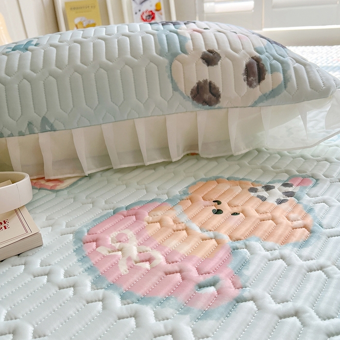 91家纺网 家纺一手货源 找家纺 慕澄2025新款小清新印花凉感丝花床裙款乳胶凉席 嘟嘟旺仔