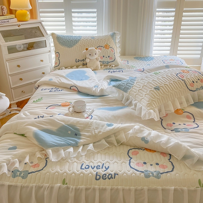 91家纺网 家纺一手货源 找家纺 慕澄2025新款小版印花床裙款乳胶凉席凉感丝夏被四件套 爱心小熊