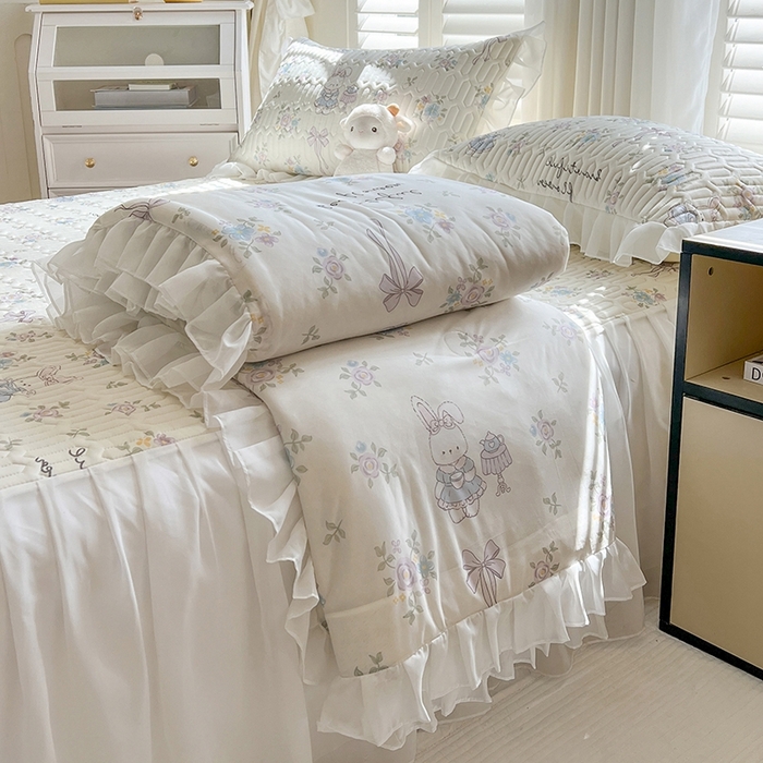 91家纺网 家纺一手货源 找家纺 慕澄2025新款小版印花床裙款乳胶凉席凉感丝夏被四件套 紫系小兔