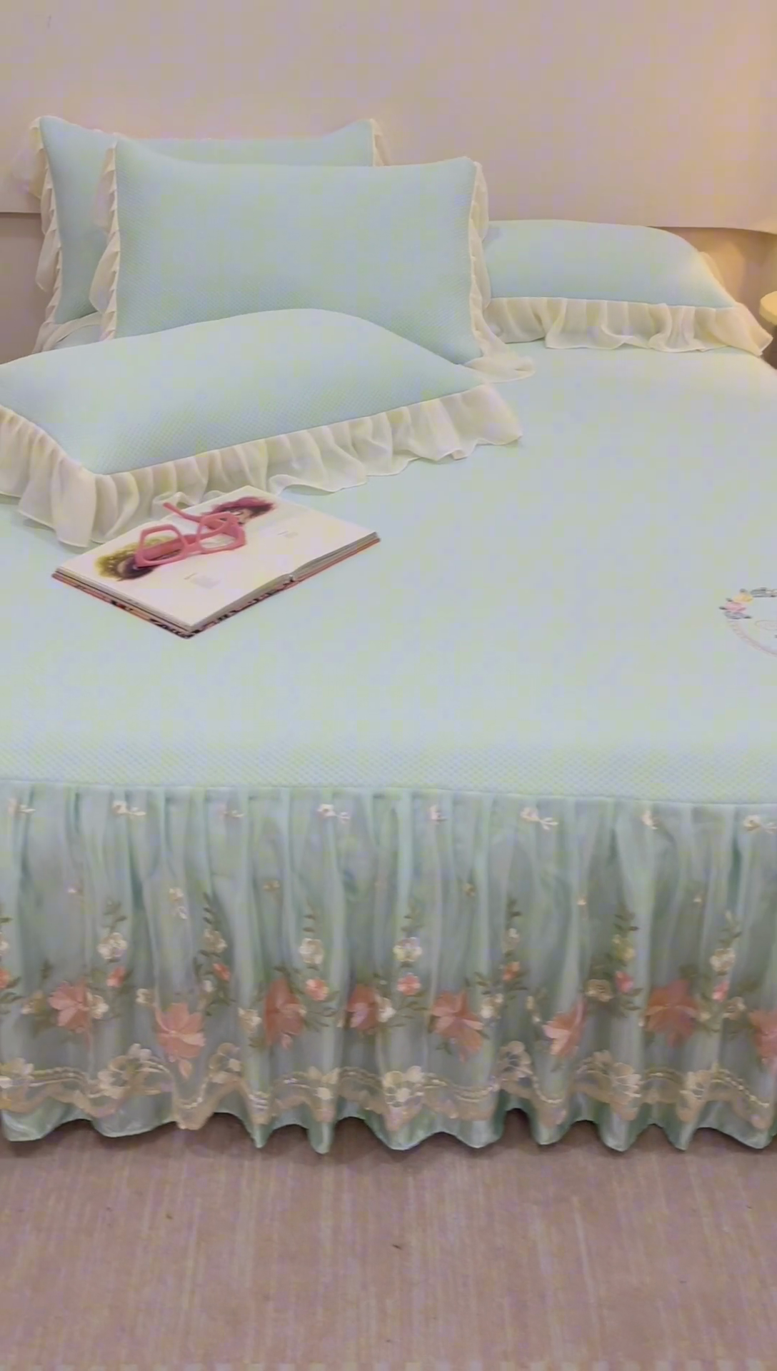 91家纺网 家纺一手货源 找家纺 好儿喜家纺2025新款海洋丝凉感豆豆床裙凉席-花蜜 浅绿 