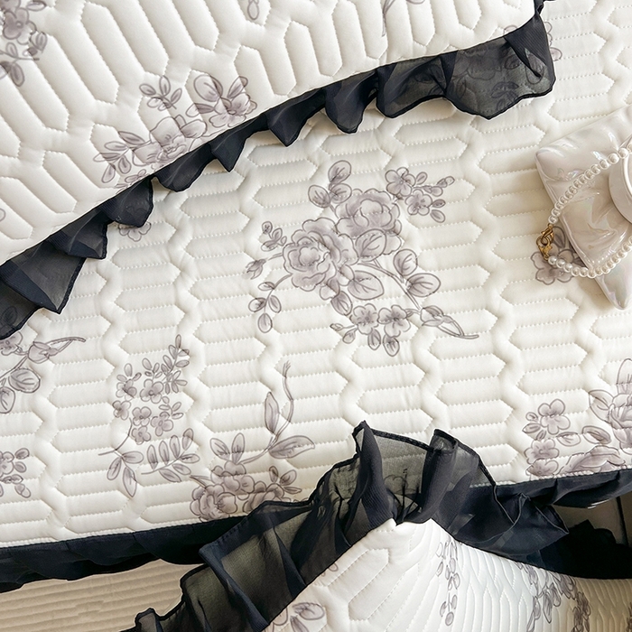 91家纺网 家纺一手货源 找家纺 慕澄2025新款小清新印花凉感丝花床裙款乳胶凉席 素描花