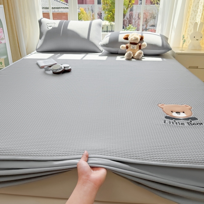 91家纺网 家纺一手货源 找家纺 （总）爱思凯2025新款【瑞宝熊】PE真豆豆-床笠款凉席  场景二