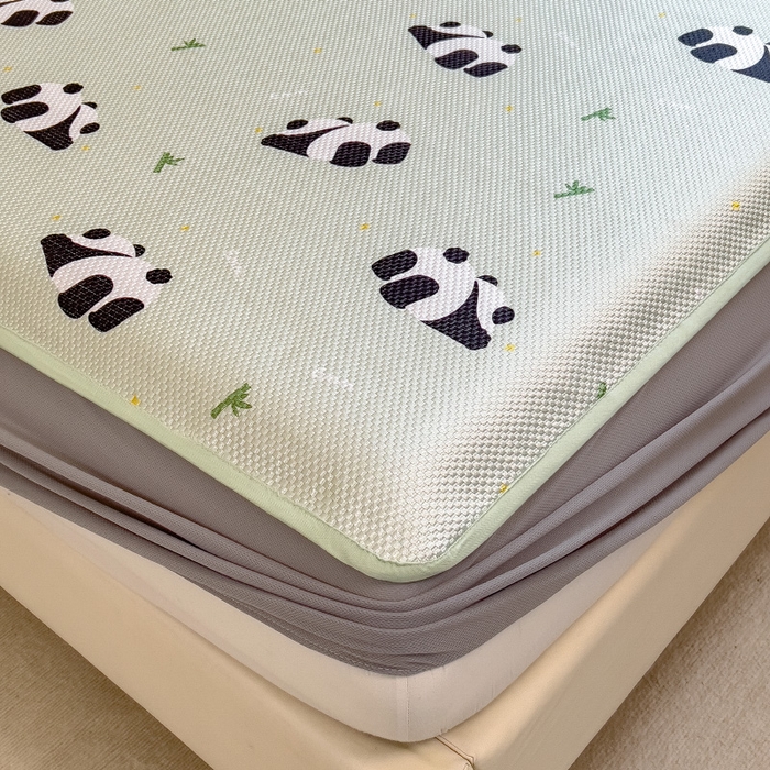 91家纺网 家纺一手货源 找家纺 布卢姆床垫2025新款A类数码印花冰藤席夏凉席--床笠款 熊猫乐乐