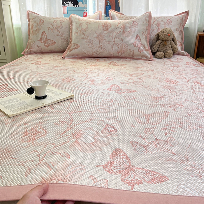 91家纺网 家纺一手货源 找家纺 布卢姆床垫2025新款A类数码印花冰藤席夏凉席--床席款 森林蝴蝶