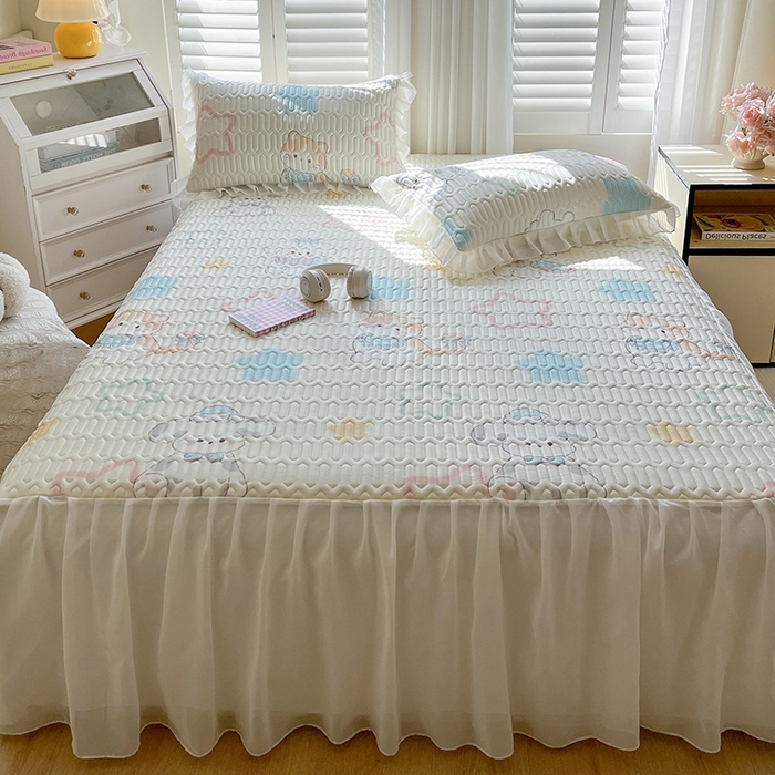 91家纺网 家纺一手货源 找家纺 慕澄2025新款小清新印花凉感丝花床裙款乳胶凉席 夏日幸福