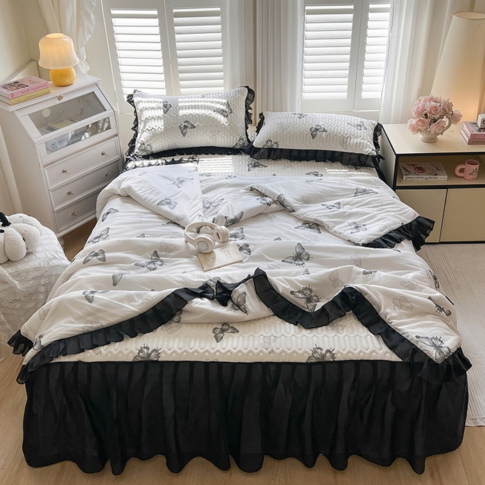 91家纺网 家纺一手货源 找家纺 慕澄2025新款小清新印花凉感丝花床裙款乳胶凉席 黑蝴蝶