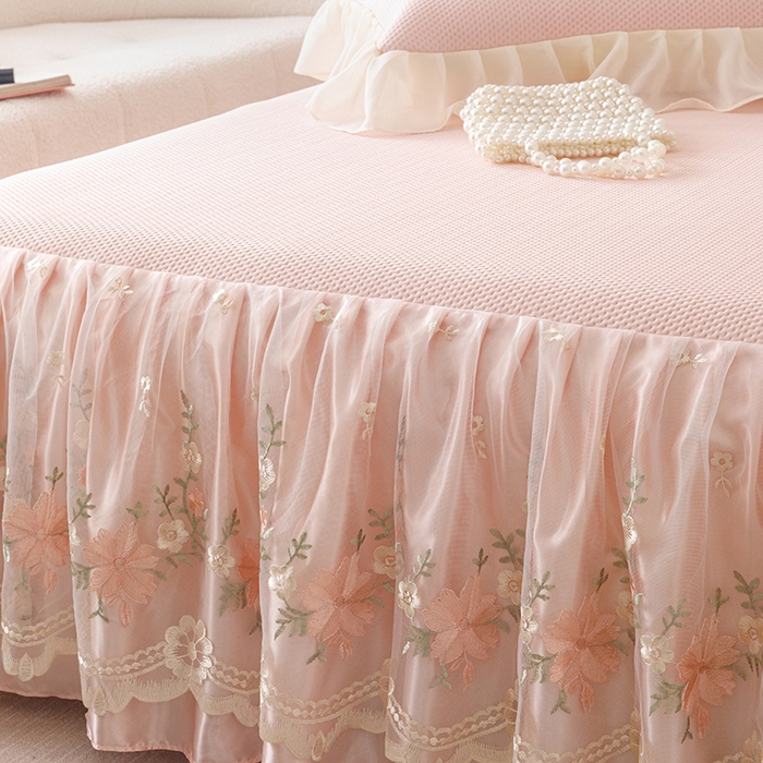 91家纺网 家纺一手货源 找家纺 好儿喜家纺2025新款海洋丝凉感豆豆床裙凉席-花蜜 浅粉 