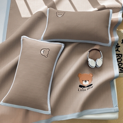 91家纺网 家纺一手货源 找家纺 （总）爱思凯2025新款【瑞宝熊】PE真豆豆床席款凉席 场景二