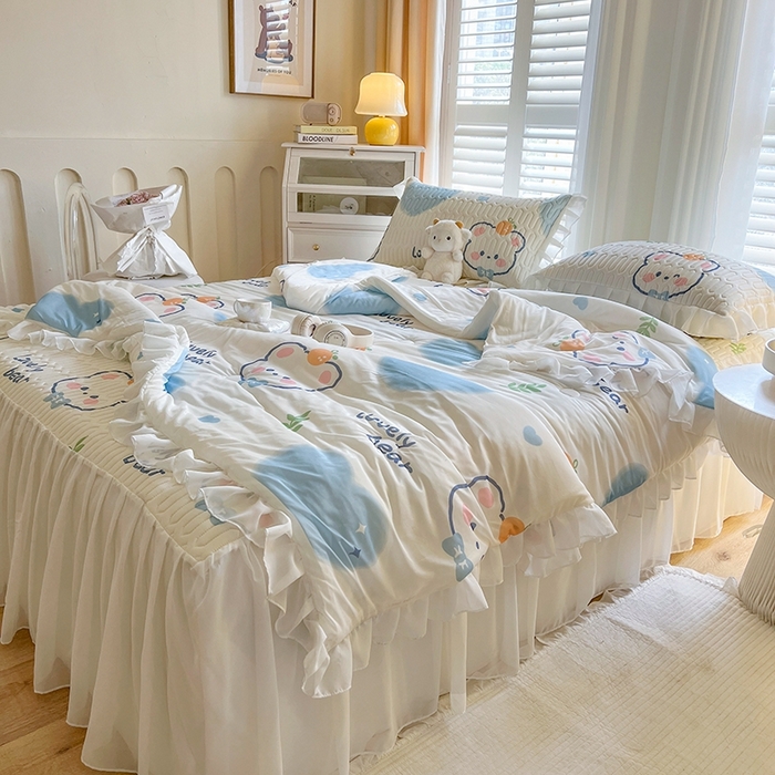 91家纺网 家纺一手货源 找家纺 （总）慕澄2025新款小清新印花凉感丝花床裙款乳胶凉席