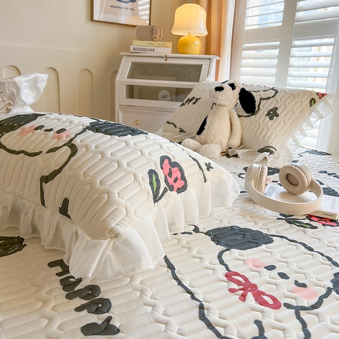 91家纺网 家纺一手货源 找家纺 慕澄2025新款小清新印花凉感丝花床裙款乳胶凉席 快乐小狗