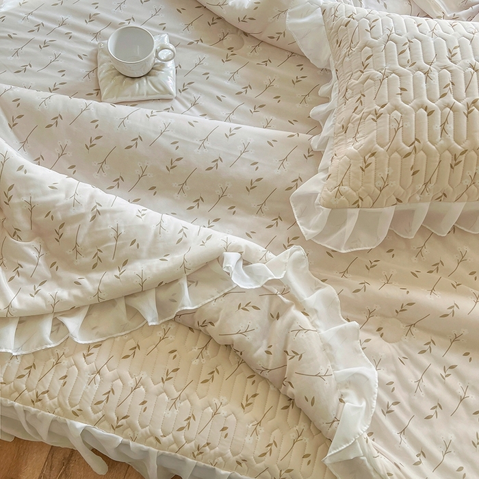 91家纺网 家纺一手货源 找家纺 慕澄2025新款小清新印花凉感丝花床裙款乳胶凉席 叶子青青