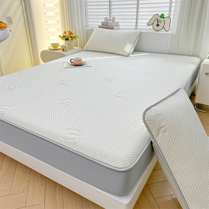 91家纺网 家纺一手货源 找家纺 慕木家纺 2025新款小冰熊凉感冰丝凉席夏被四件套 床笠款 奶昔白