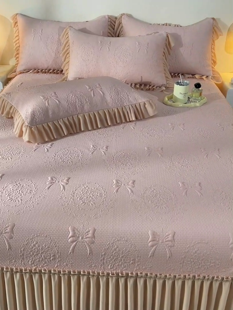 91家纺网 家纺一手货源 找家纺 畅畅家纺 2025新款立体提花凉豆豆席床裙款凉席 花蝶相拥-粉