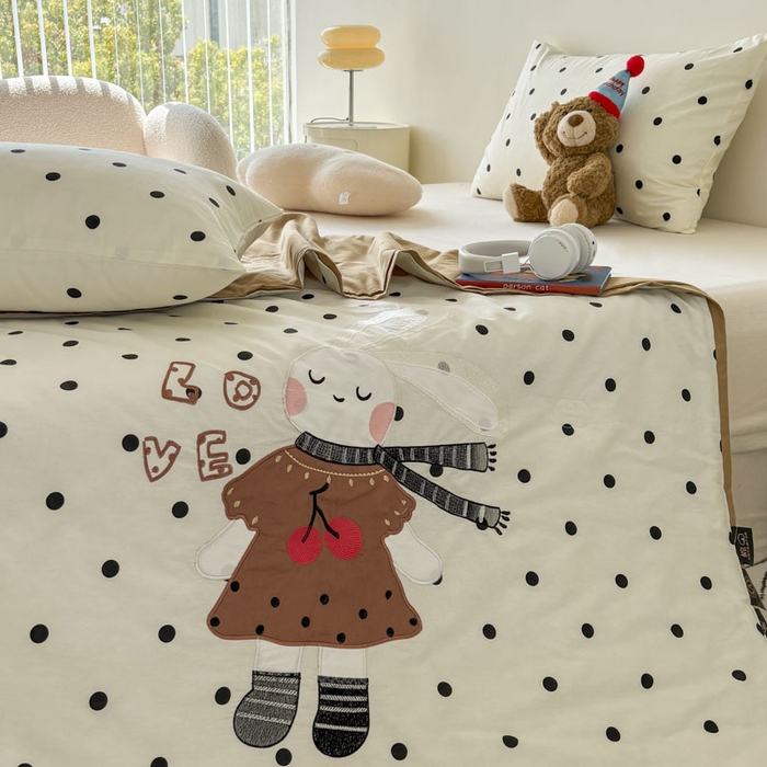 91家纺网 家纺一手货源 找家纺 鸣升家纺  2025新款精梳全棉纯棉绣花夏被夏凉被空调被 波点兔