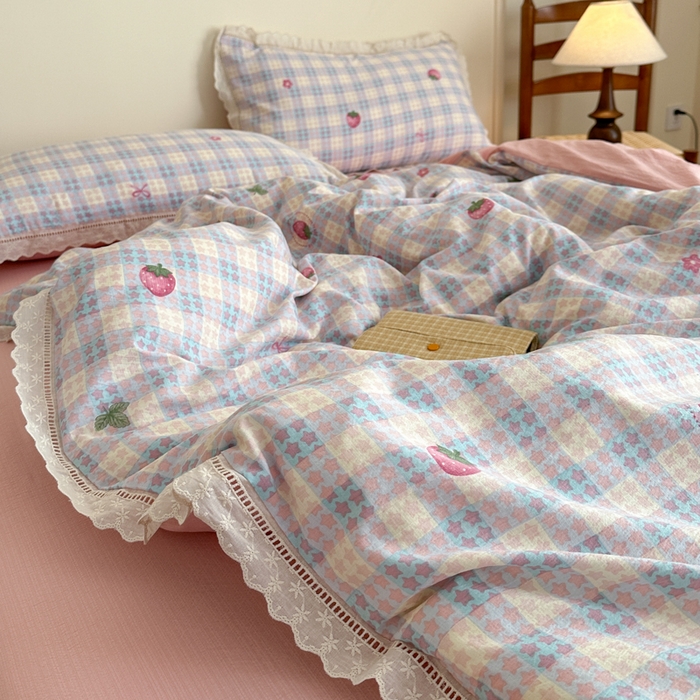 91家纺网 家纺一手货源 找家纺 一霖家纺 2025新款云感双层纱花边款四件套 草莓少女