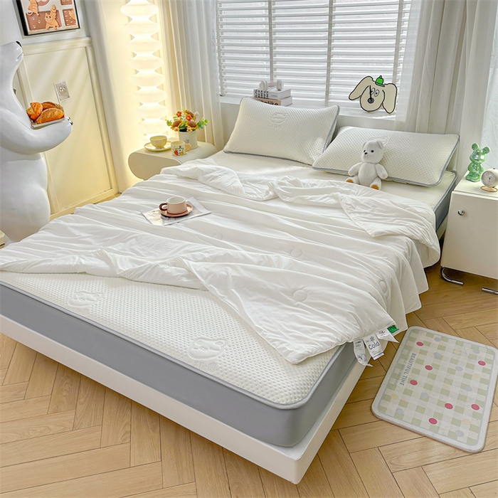 91家纺网 家纺一手货源 找家纺 慕木家纺 2025新款小冰熊凉感冰丝凉席夏被四件套 床笠款 奶昔白