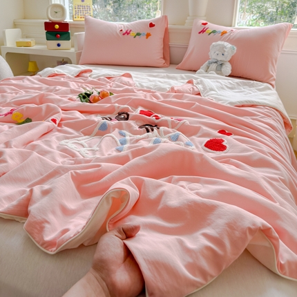 91家纺网 家纺一手货源 找家纺 2025新款水洗棉毛巾绣夏被卡通夏凉被薄被子 粉白-幸运猫