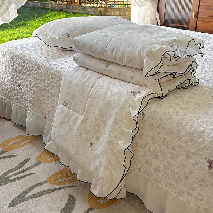 91家纺网 家纺一手货源 找家纺 韩秀 2025新款水洗棉夹棉韩版花边夏被小清新针织棉小碎花皱皱棉双层纱软糯感夏凉被空调被泡泡棉被四季跑量款 彩蝶