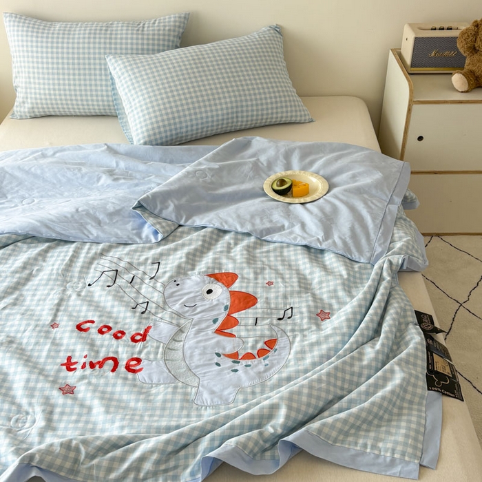 91家纺网 家纺一手货源 找家纺 鸣升家纺  2025新款精梳全棉纯棉绣花夏被夏凉被空调被 音乐恐龙