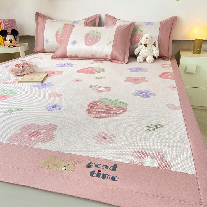 91家纺网 家纺一手货源 找家纺 2025新款A类抗菌数码印花冰藤席 草莓物语