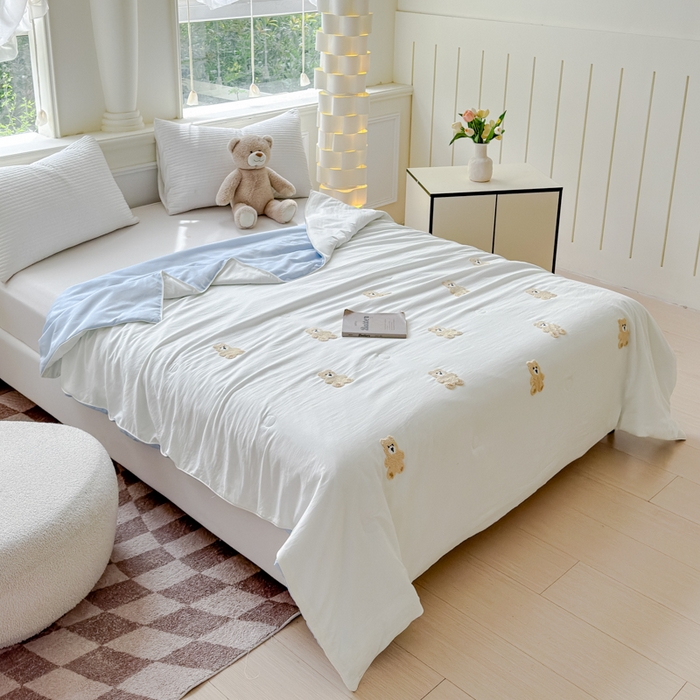 91家纺网 家纺一手货源 找家纺 2025新款水洗棉毛巾绣夏被卡通夏凉被薄被子 蓝白-可爱熊