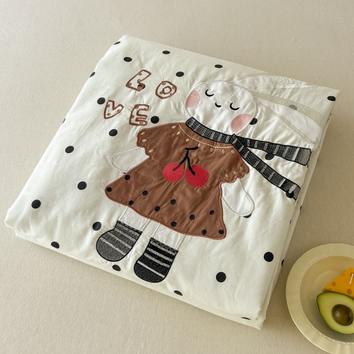 91家纺网 家纺一手货源 找家纺 鸣升家纺  2025新款精梳全棉纯棉绣花夏被夏凉被空调被 波点兔