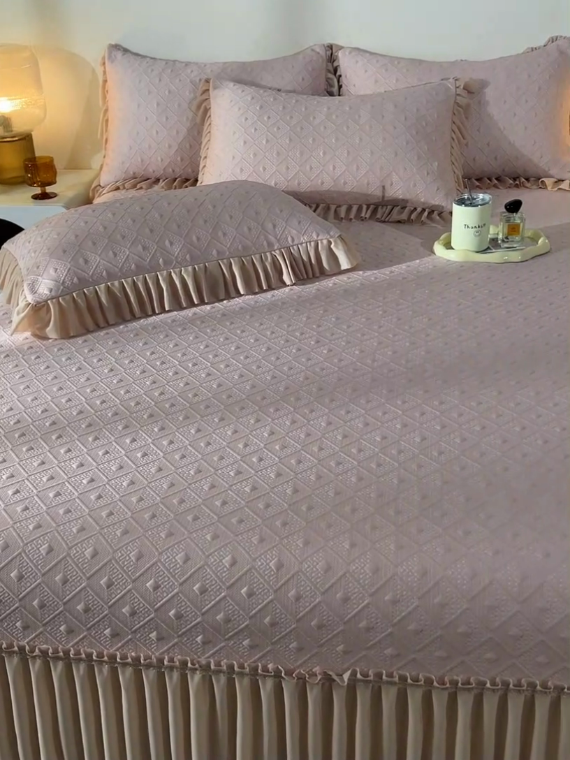 91家纺网 家纺一手货源 找家纺 畅畅家纺 2025新款立体提花凉豆豆席床裙款凉席 时尚空间-粉