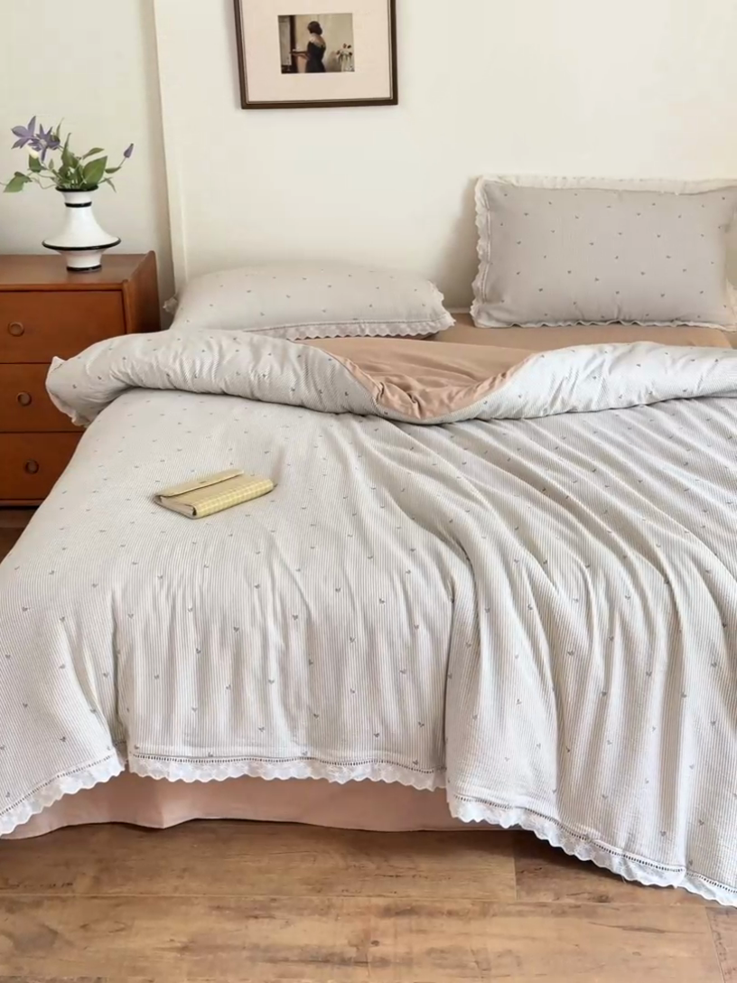 91家纺网 家纺一手货源 找家纺 一霖家纺 2025新款云感双层纱花边款四件套 咖色爱心