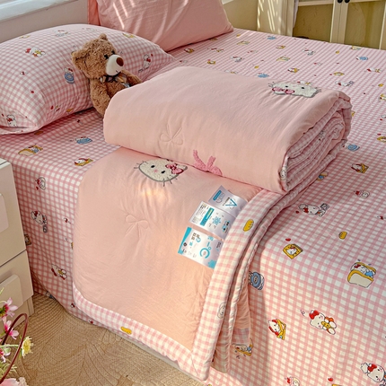 91家纺网 家纺一手货源 找家纺 奈颜2025新款毛巾绣超柔水洗云朵棉夏凉被四件套 甜心KT-粉小格