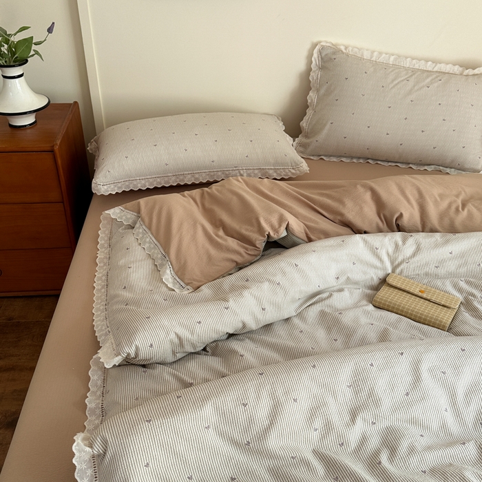 91家纺网 家纺一手货源 找家纺 一霖家纺 2025新款云感双层纱花边款四件套 咖色爱心