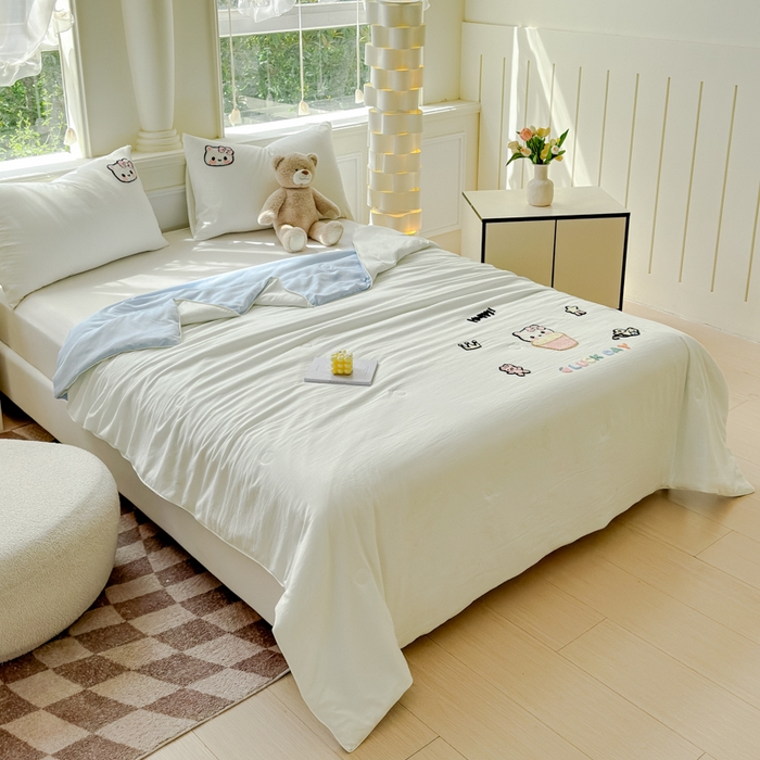 91家纺网 家纺一手货源 找家纺 2025新款水洗棉毛巾绣夏被卡通夏凉被薄被子 蓝白-茶杯猫