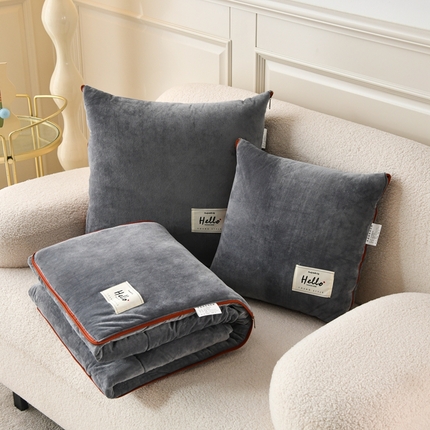 91家纺网 家纺一手货源 找家纺 悦织湾家纺 2025新款宝宝牛奶绒贴布绣多功能抱枕被 贴布绣-湖水蓝