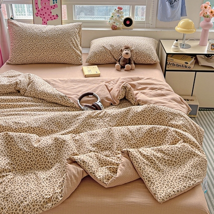 91家纺网 家纺一手货源 找家纺 奈颜  2025新款爆款超柔云感提花双层纱夏凉被四件套 奶咖豹纹