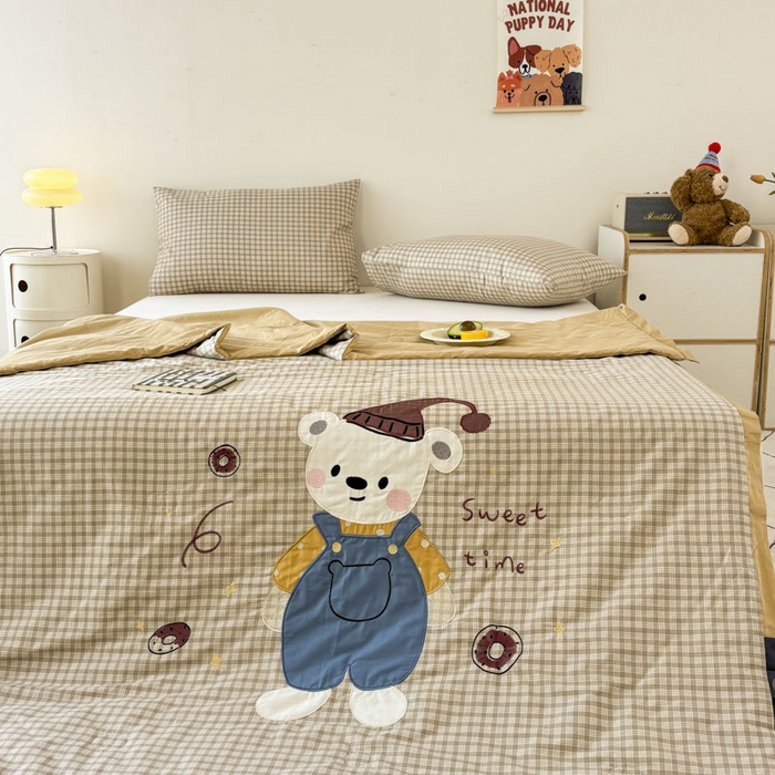 91家纺网 家纺一手货源 找家纺 鸣升家纺  2025新款精梳全棉纯棉绣花夏被夏凉被空调被 熊可爱