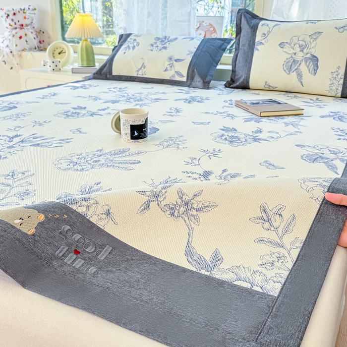 91家纺网 家纺一手货源 找家纺 2025新款A类抗菌数码印花冰藤席 青花郁