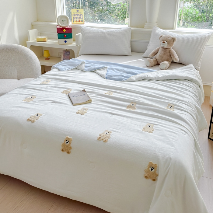 91家纺网 家纺一手货源 找家纺 2025新款水洗棉毛巾绣夏被卡通夏凉被薄被子 蓝白-可爱熊