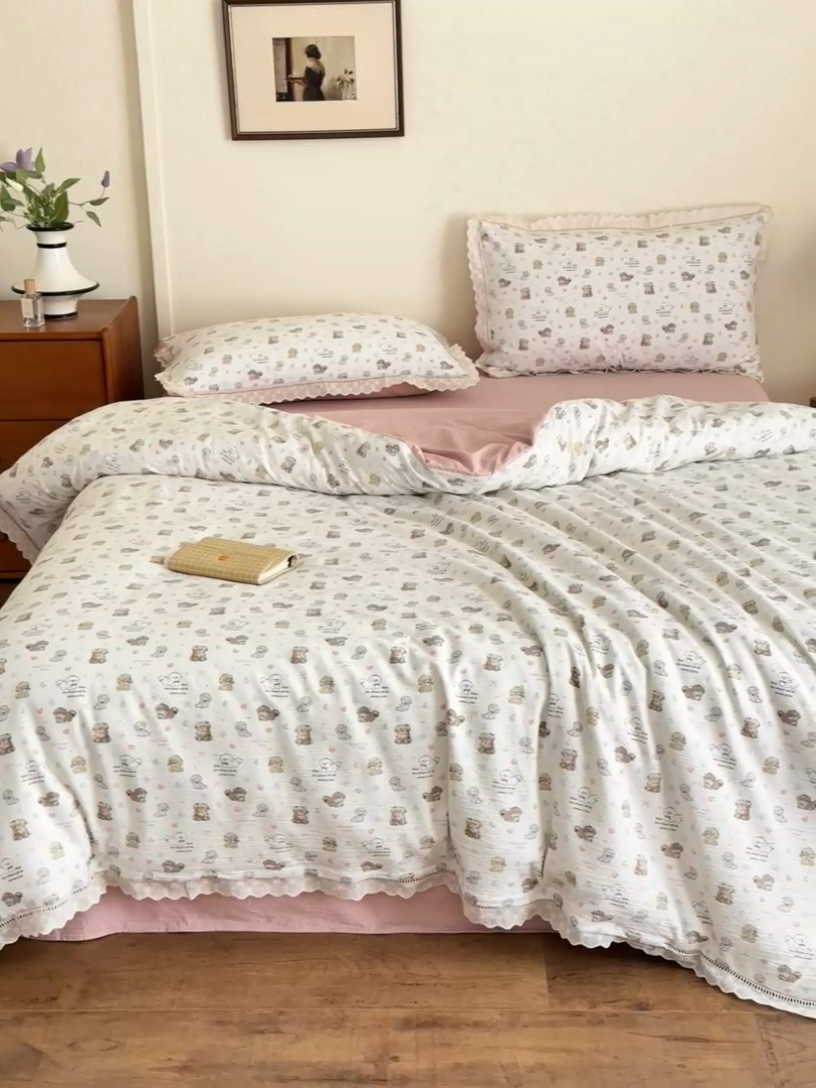 91家纺网 家纺一手货源 找家纺 一霖家纺 2025新款云感双层纱花边款四件套 小奶狗