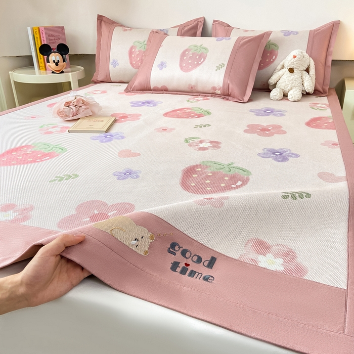 91家纺网 家纺一手货源 找家纺 2025新款A类抗菌数码印花冰藤席 草莓物语