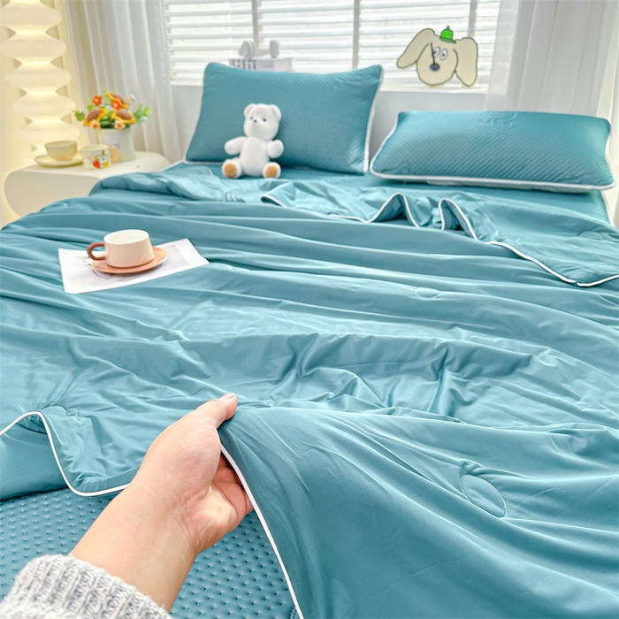 91家纺网 家纺一手货源 找家纺 慕木家纺 2025新款小冰熊凉感冰丝凉席夏被四件套 床笠款 宾利蓝