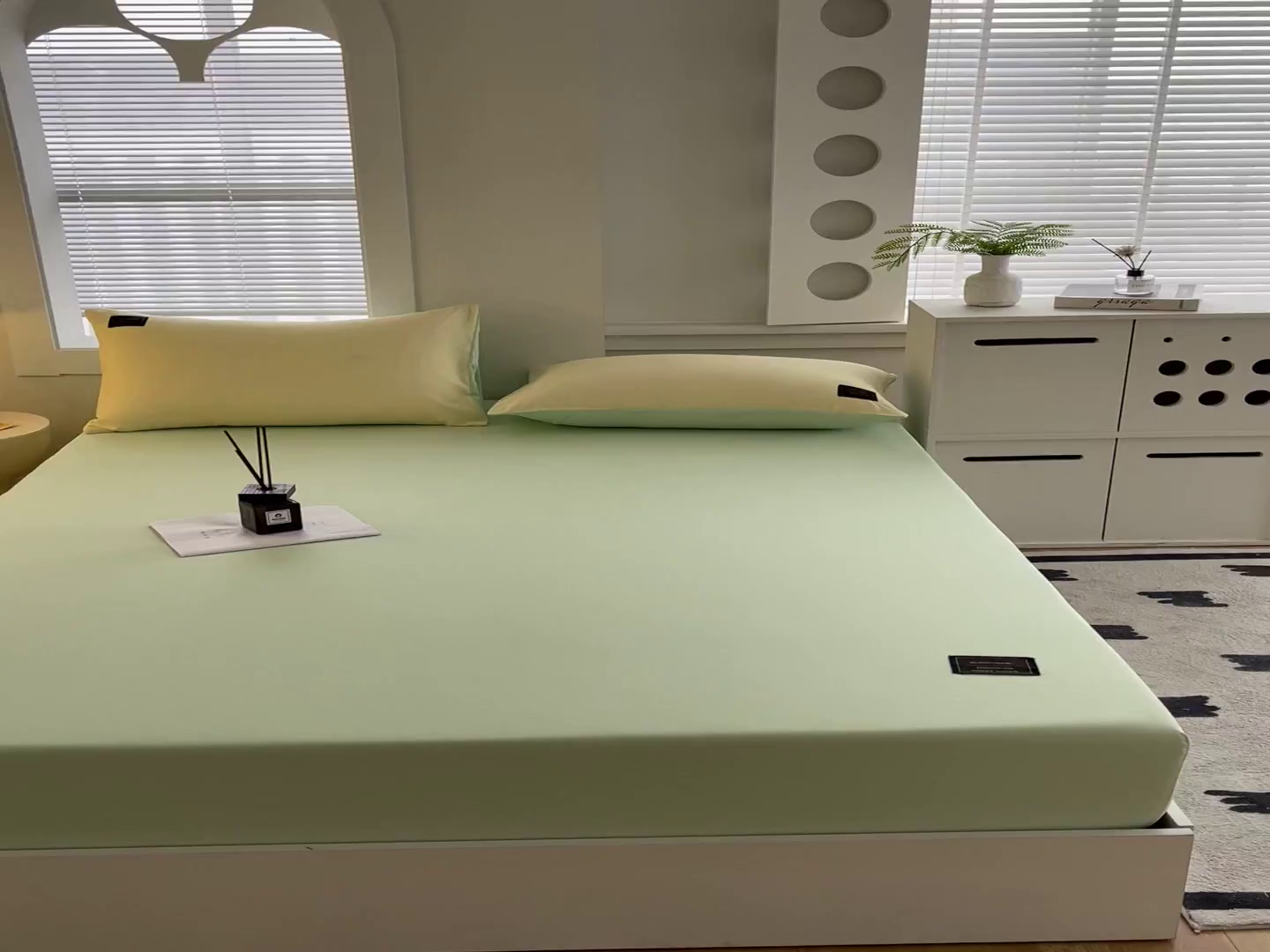 91家纺网 家纺一手货源 找家纺 恋之语 2025新款纯色亲肤舒适贴布标单床笠90克 果绿