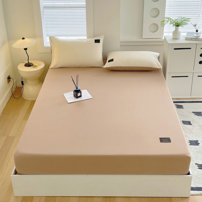 91家纺网 家纺一手货源 找家纺 恋之语 2025新款纯色亲肤舒适贴布标单床笠90克 卡其