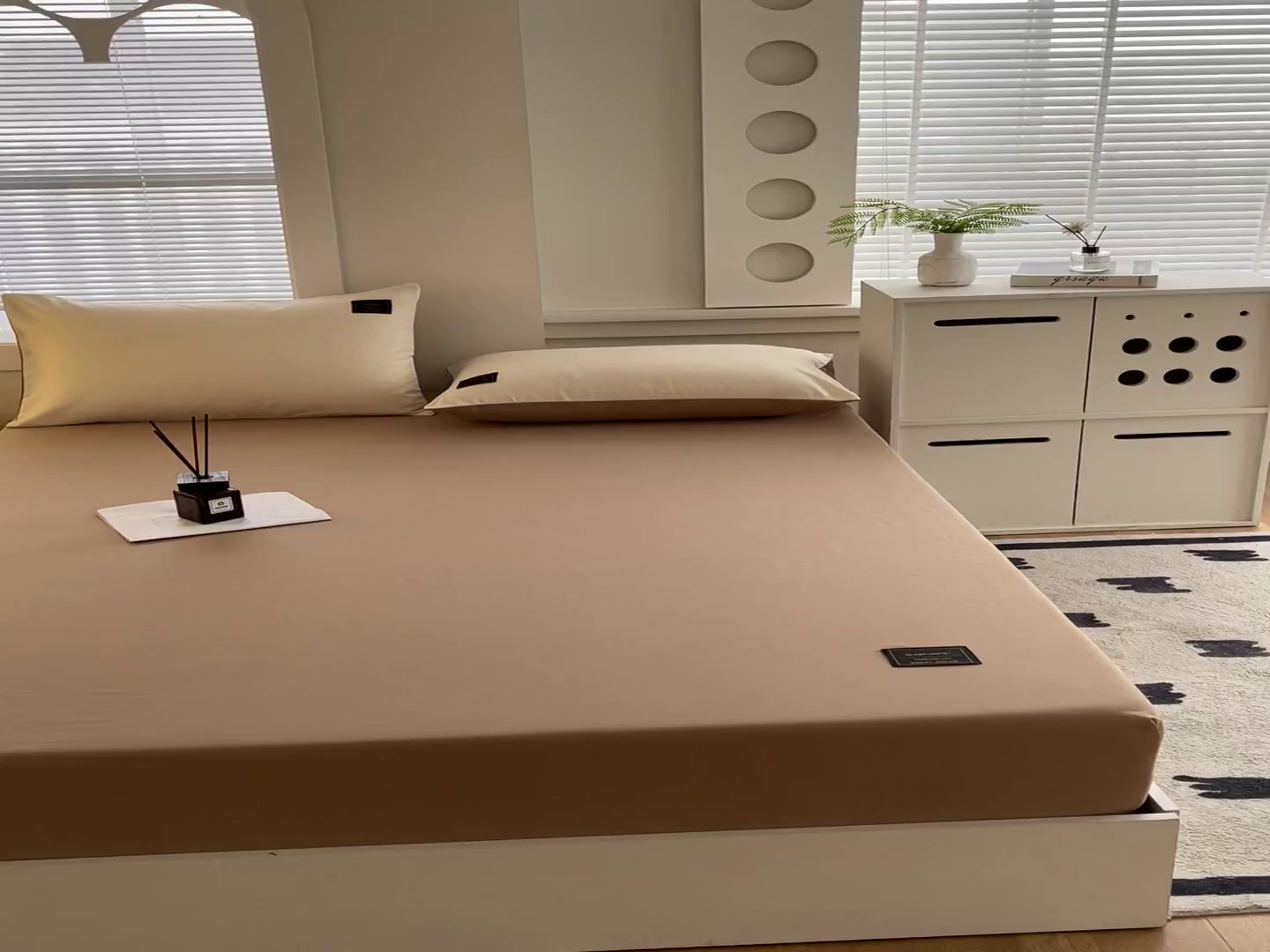 91家纺网 家纺一手货源 找家纺 恋之语 2025新款纯色亲肤舒适贴布标单床笠90克 卡其