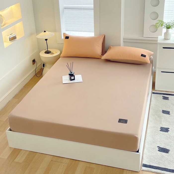 91家纺网 家纺一手货源 找家纺 恋之语 2025新款纯色亲肤舒适贴布标单床笠90克 卡其灰