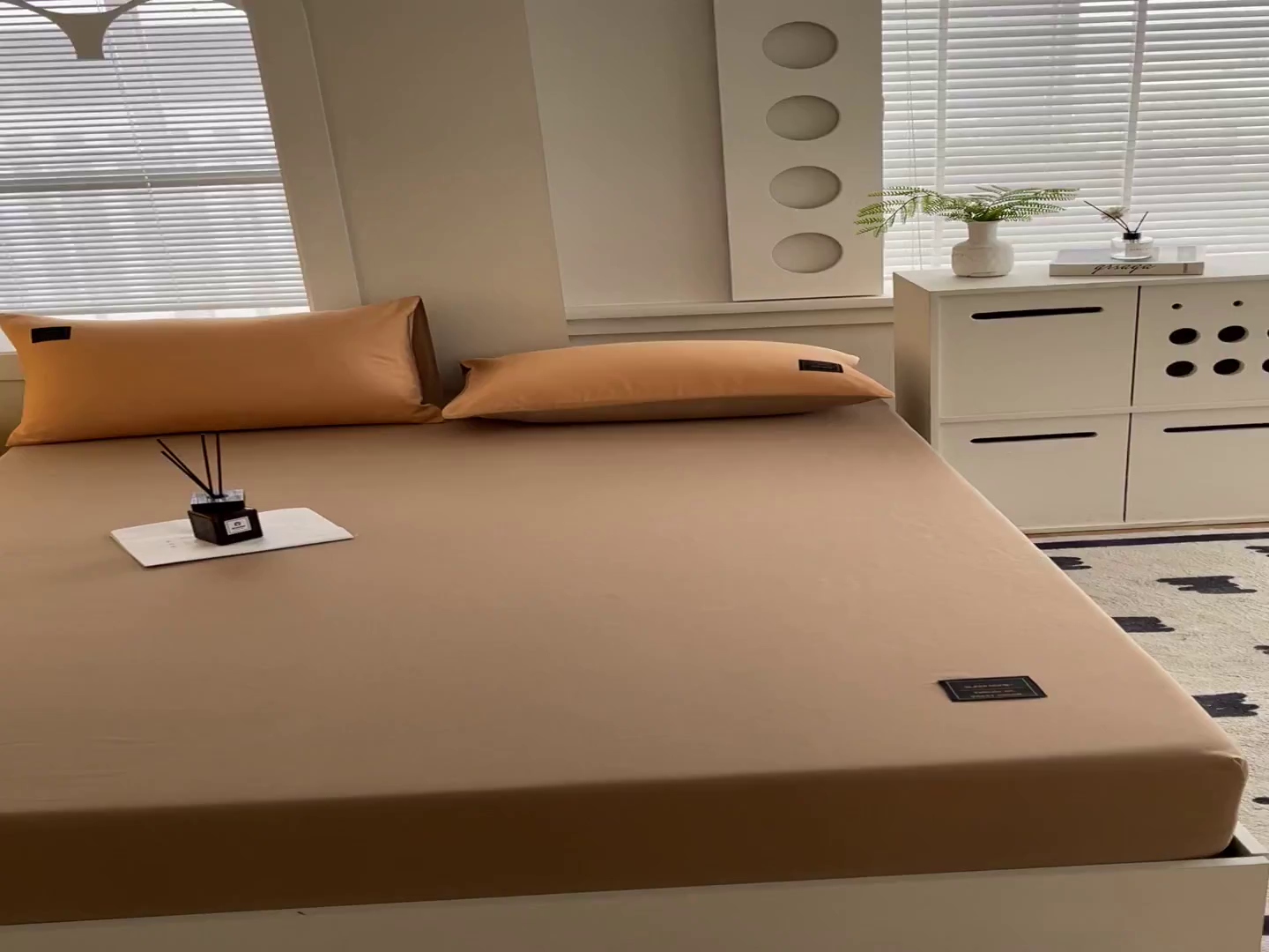 91家纺网 家纺一手货源 找家纺 恋之语 2025新款纯色亲肤舒适贴布标单床笠90克 卡其灰