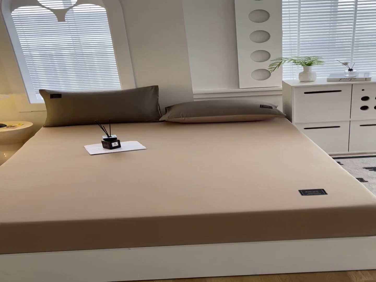 91家纺网 家纺一手货源 找家纺 恋之语 2025新款纯色亲肤舒适贴布标单床笠90克 卡其灰2